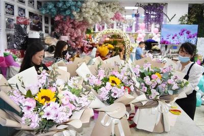 三八節花市探訪 玫瑰康乃馨價格創新高，DIY插花引領消費新潮流